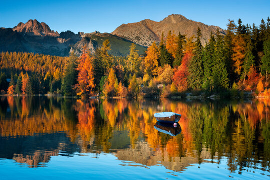 Fototapeta Strbske Pleso, High Tatras, Slovakia. Season - autumn. Sunrise, colors of autumn. Szczyrbskie Jezioro, Tatry Wysokie, Słowacja. Pora roku - jesień 