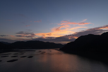 日本の岡山県備前市日生の鹿久居島の朝焼けの満月