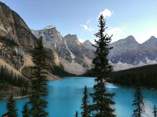 Fototapeta na wymiar Lake Moraine Banff Canada