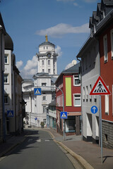 Obraz premium Town street with view to the white tower of old town hall, city Zeulenroda in Thuringia, Germany, Europe.