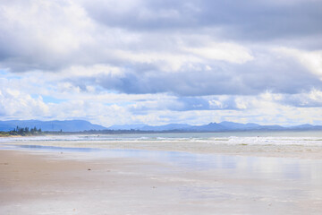 Fototapeta na wymiar オーストラリア・バイロンベイのビーチ、地平線と壮大な雲