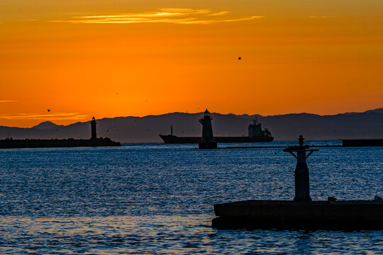 北海道釧路港の夕暮れ、貨物船と灯台