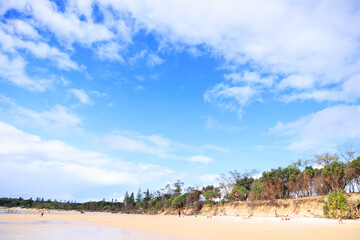 Fototapeta na wymiar オーストラリア・バイロンベイのビーチ、壮大な青空と雲