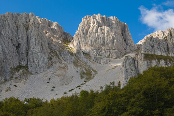 Fototapeta na wymiar Beautiful view of Sirente rocky mountain in Abruzzo against the blue sky