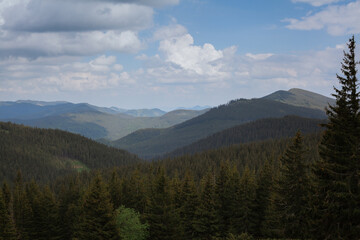 Fototapeta na wymiar Karpaty mountains and clouds