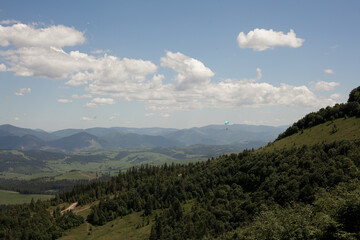 paragliding in the karpaty mountains