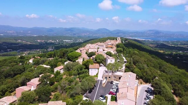 Gassin von oben nahe St. Tropez in S&uuml;dfrankreich, Cote D'azur