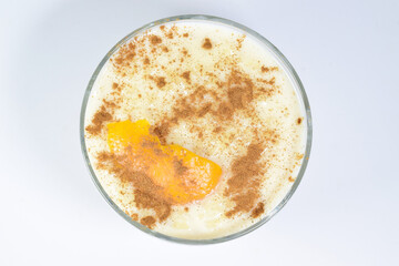 Delicious rice pudding with cinnamon and with a touch of orange, presented in a bowl.