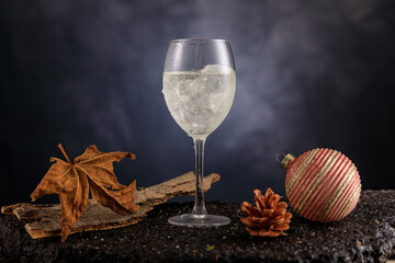 Weißwein Cocktail eiskalt im Glas