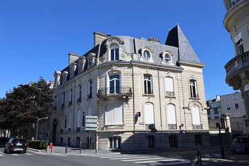 Fototapeta na wymiar Bâtiment typique, vue de l'extérieur, ville de Reims, département de la Marne, France