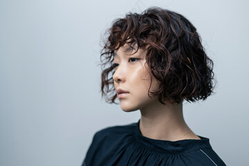 20代 ショートヘアの女性