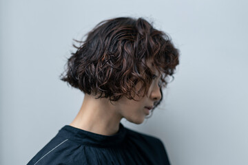 20代 ショートヘアの女性