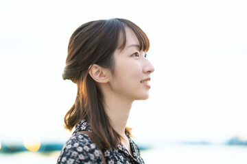 Fototapeta premium 屋外での女性ポートレート