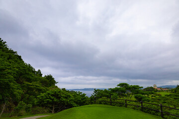 Fototapeta na wymiar 打ちおろしのゴルフ場コース・ティーグラウンドから見える海とクラブハウス（千葉県富津市）