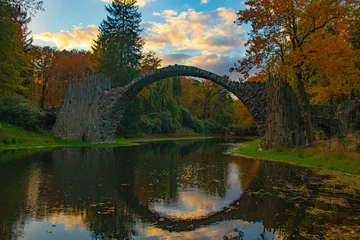 Fotobehang Rakotzbrücke Rakotz-brug in Kromlau in de herfst