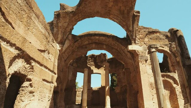 Tivoli_Villa Adrianna_Grands_Thermes_Int&eacute;rieur_Tilt_Colonnes_Sens Inverse