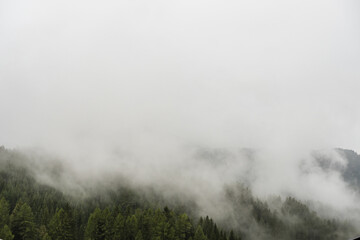 Wolken in den Bergen