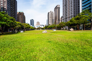 Obraz premium The large area of park space in front of the National Taichung Theater in Taiwan and the landscape of modern buildings on both sides.