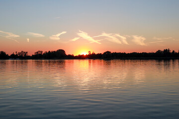Obraz premium Sunset over the Rottemeren and river Rotte at Zevenhuizen