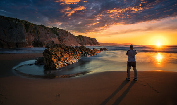 observando el ocaso en la playa de Itzurun