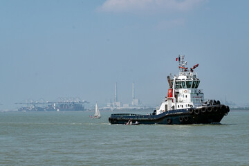 Remorqueur devant le port du havre, France