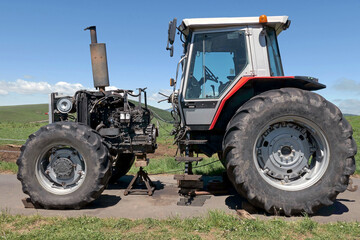 Tracteur en cours de r&eacute;paration