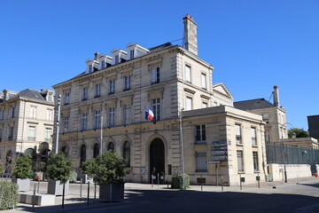 Fototapeta na wymiar Bâtiment de la banque de France, vue de l'extérieur, ville de Reims, département de la Marne, France