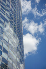 Obraz premium reflets de nuages sur une tour en verre