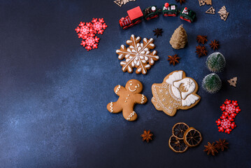 Obraz na płótnie Canvas Elements of Christmas decorations, sweets and gingerbread on a wooden cutting board