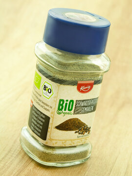 Kania Bio Pfeffer im Glas auf Holz