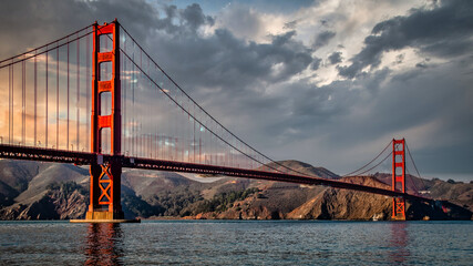 Fototapeta na wymiar Golden Gate Bridge from Chrissy Field late afternoon