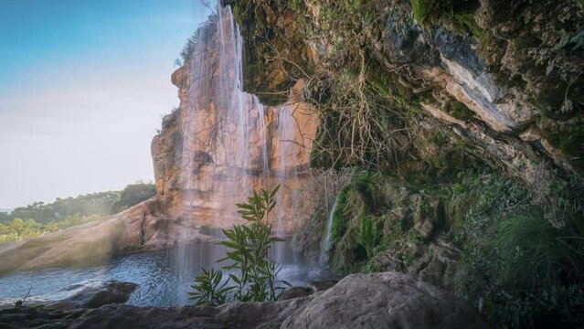 panor&aacute;mica de una cascada en una cueva