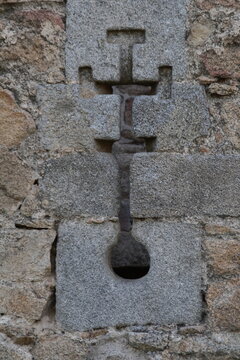 Detalle hendidura de flecha o laguna ventana. Saetera, tronera o boca de fuego en muro del castillo medieval de Manzanares El Real. Madrid, España