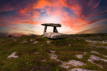 The Poulnabrone Dolmen.Situated on the high Burren limestone plateau, Poulnabrone Dolmen is one of Ireland’s most iconic archaeological monuments and is the second most visited location in the Burren. - obrazy, fototapety, plakaty