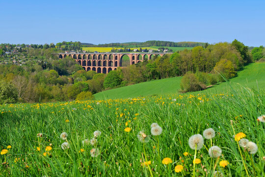 G&ouml;ltzschtalbr&uuml;cke im Vogtland in Deutschland - Goeltzsch Viaduct railway bridge in Germany - Worlds largest brick bridge