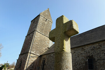 église en Normandie et croix chrétienne