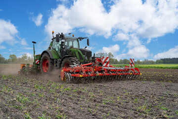Maislegen - Traktor mit landwirtschaftlichen Geräten bein Maislegen.