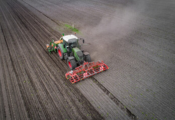Drohnenfoto - Maislegen mit Trecker und Maschinen auf einen trockenen Ackerboden. © Countrypixel