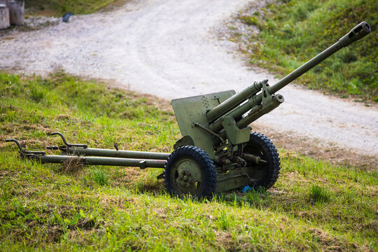 Kaunas Lithuania 2022-09-08
The 76-mm divisional gun M1942 (ZiS-3) was a Soviet 76.2 mm divisional field gun used during World War II.