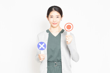 OKのプレートを見せる女性