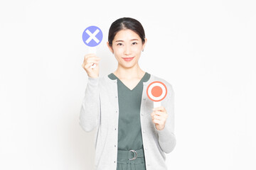 NGのプレートを持っている女性