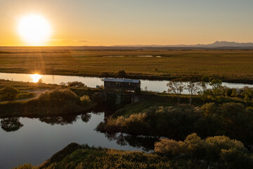 北海道釧路湿原国立公園、岩保木水門の夕日と雌阿寒岳