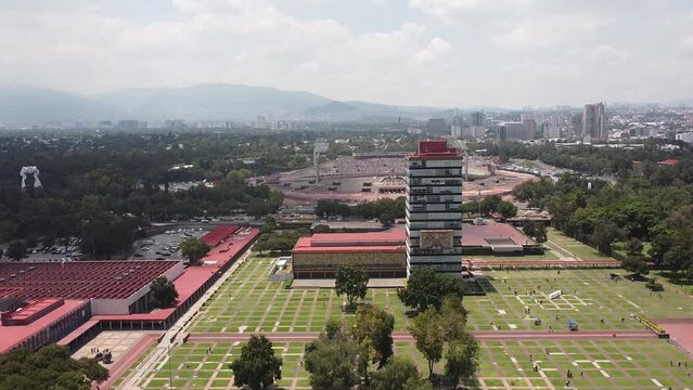 Vista panor&aacute;mica ascendente del sur de la Ciudad de M&eacute;xico, lado poniente de Ciudad Universitaria.    