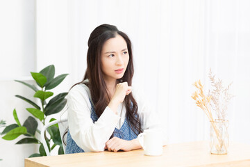 リビングで怒っている女性