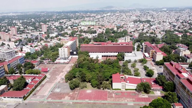 Vista a&eacute;rea del sur de la Ciudad de M&eacute;xico. Lado oriente de Ciudad Universitaria . Jard&iacute;n verde, edificios de estudio y d&iacute;a soleado
