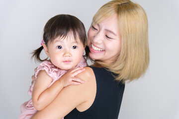 女の子をハグするお母さん