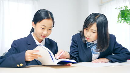 勉強する二人の女子学生