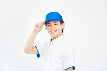 カメラ目線の引越し業者の男性のポートレート　白背景