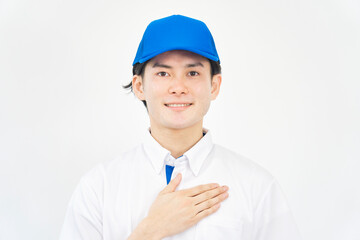 胸に手を当てる引越し業者の男性のポートレート　白背景