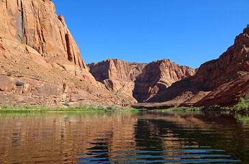 Fototapeta na wymiar Romantic scenery in the canyon - kayaking Horseshoe Bend on Colorado River, Page, Arizona